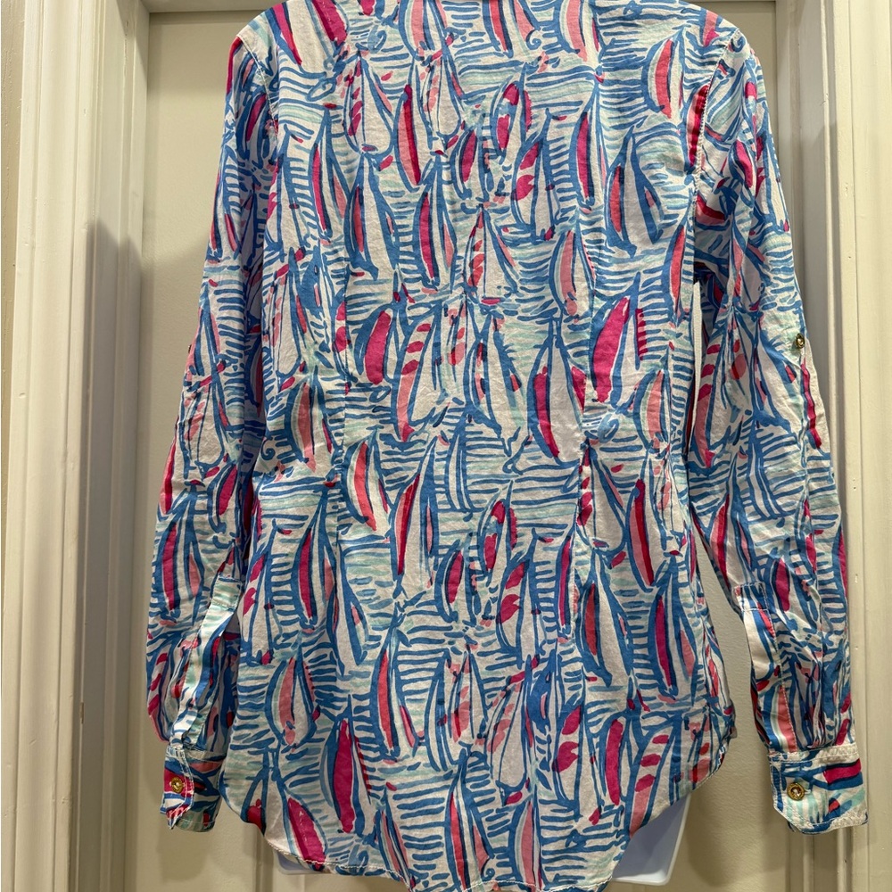 Lilly Pulitzer Button Down Cruiser Resort Sailboat Blouse Size 8 - Picture 2 of 8